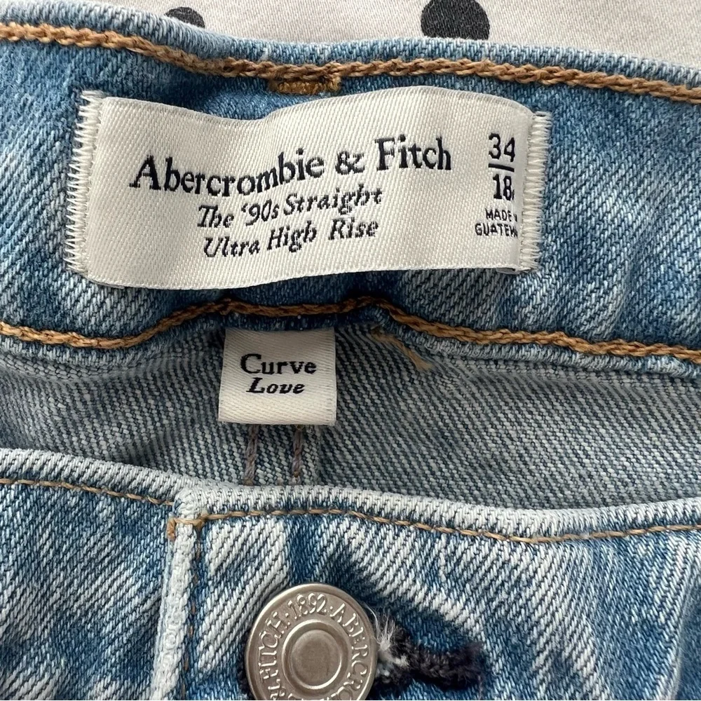 Abercrombie and Fitch 90’s Straight Ultra High Rise Curve Love Jean 18/34